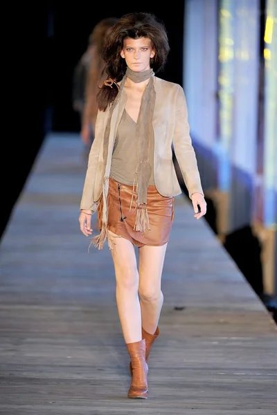 Look 3